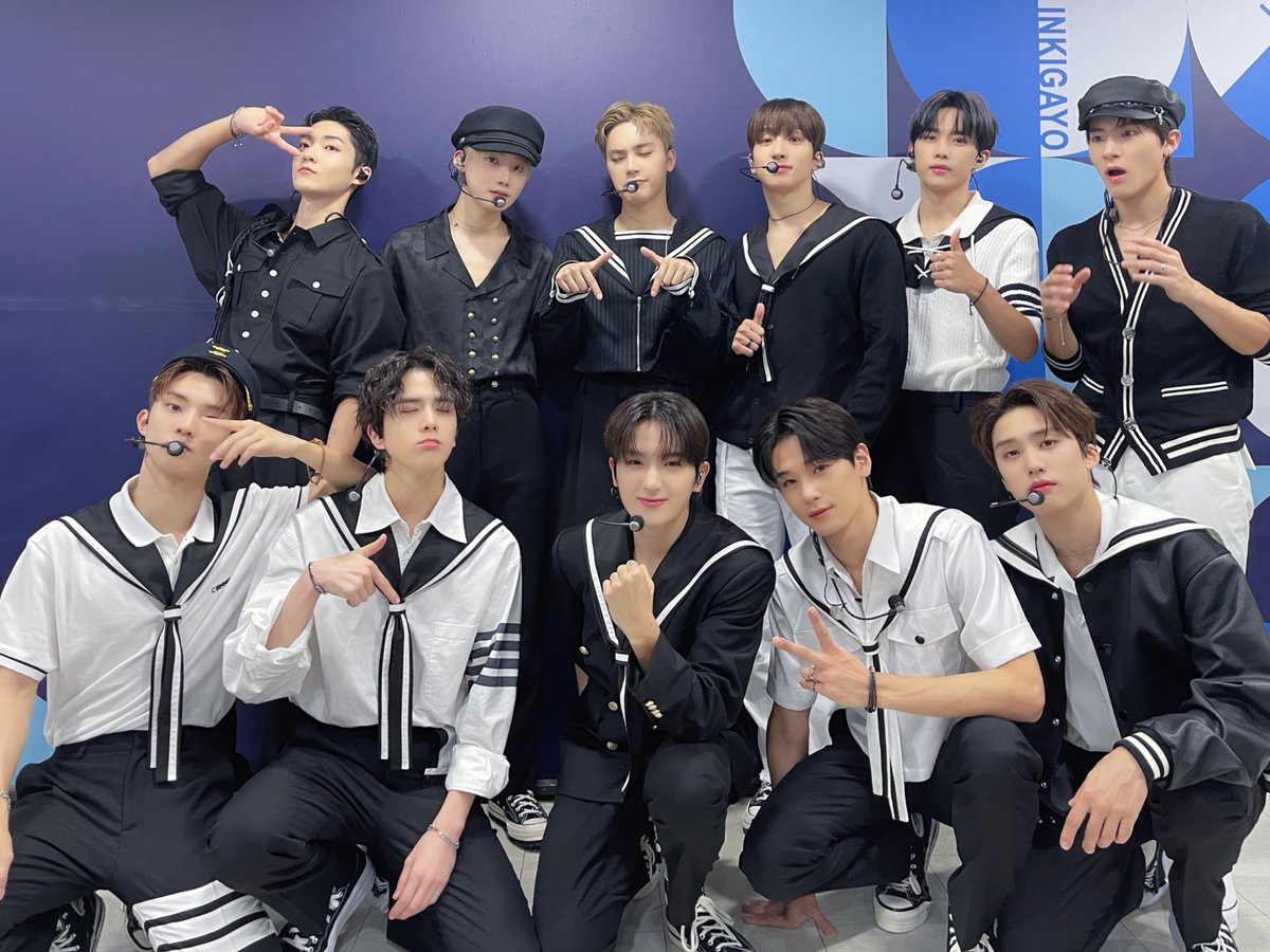 IST_THEBOYZ's tweet photo. [📸] 더보이즈 인기가요 무�� 완료😘 오늘도 더비와 함께 LIP GLOSS로 시원한 여름을 보낼 수 있어서 행복했어요🥰 마지막 방송까지 힘찬 응원을 보내주셔서 감사합니다🫶 더비❣️ Mwah😚

#THEBOYZ #더보이즈 #PHANTASY #LIPGLOSS https://t.co/IvVisfk703