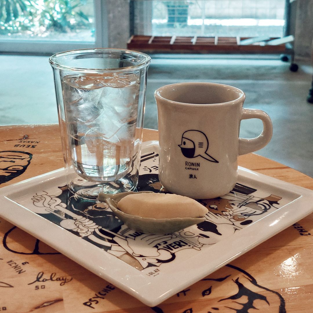 letscheckin's tweet photo. #คาเฟ่หัวหิน RONIN ร้านสำหรับคอกาแฟสาย slow bar กลับมาเปิดแล้วนะ ยังคงเน้นเป็นกาแฟดริปดำ ร้อนและเย็น เป็นหลัก ครั้งนี้มาพร้อมกับกาแฟ washed process ให้เลือก 5 ตัว เปิดวะนละ 4 ชั่วโมงเท่านั้น สิบโมงถึงบ่ายสอง #letscheckin #กินเที่ยวสไตล์เรา #หัวหิน #ร้านกาแฟหัวหิน #cafehuahin https://t.co/I8n9H9omcO
