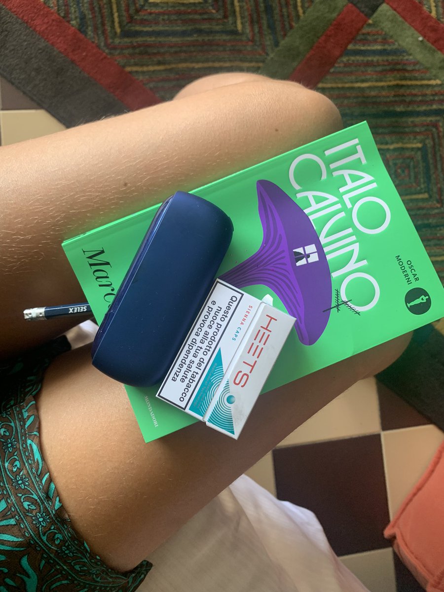 damnsosad's tweet photo. libro + heets= comfort zone https://t.co/UoUfzqbzoS