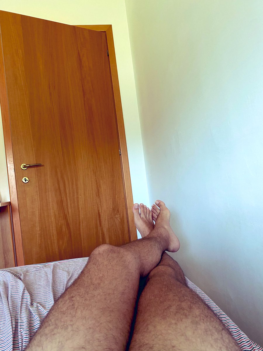 MasterMarc2403's tweet photo. Buongiorno coglioni. Chi vorrebbe farmi un bel massaggio ai piedi numero 45?
#master #padrone #masterfeet #malefeet #piedimaschili #padroneitaliano #masterfeetitaliano #piedi #footlover #alpha #alphaman #schiavo #slaveformaster #slave #man #findomslave #moneyslave #gayslave https://t.co/vNlm0fYAzI