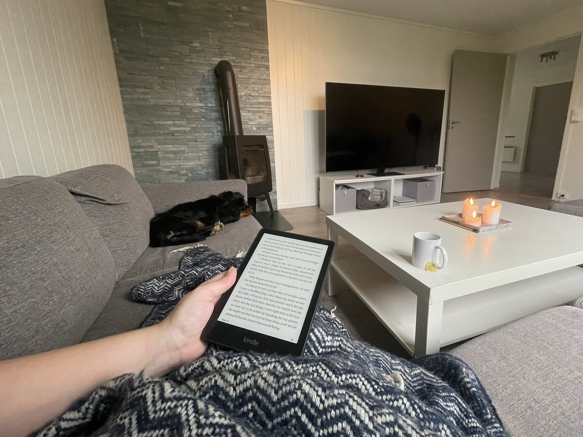 Fikk Kindle i bursdagsgave fra samboeren så dette er min morgen 📖🧡