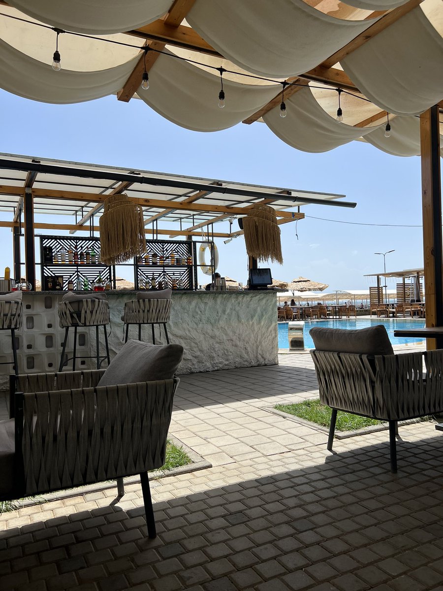 Почему на ик в барах везде ставят такую дешманскую музыку?