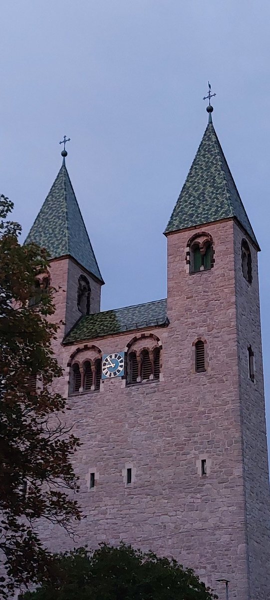 So düster die Nacht und so traurig wird ein Ziegelhaufen in der Gegend. Mit den Blüten kommt die Mauer weit, aber das Vollkorn bringt es Gedeih.

St. Elisabeth Kirche, Hildesheim