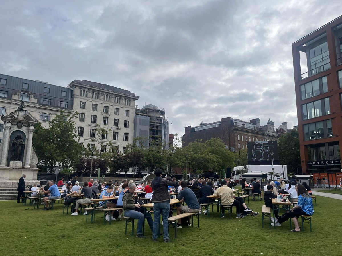 hitsmcrnews's tweet photo. Fans are now arriving in Piccadilly Gardens and preparing for kick off at 11! #FIFAWomensWorldCup2023 https://t.co/cQcsOW0FSS
