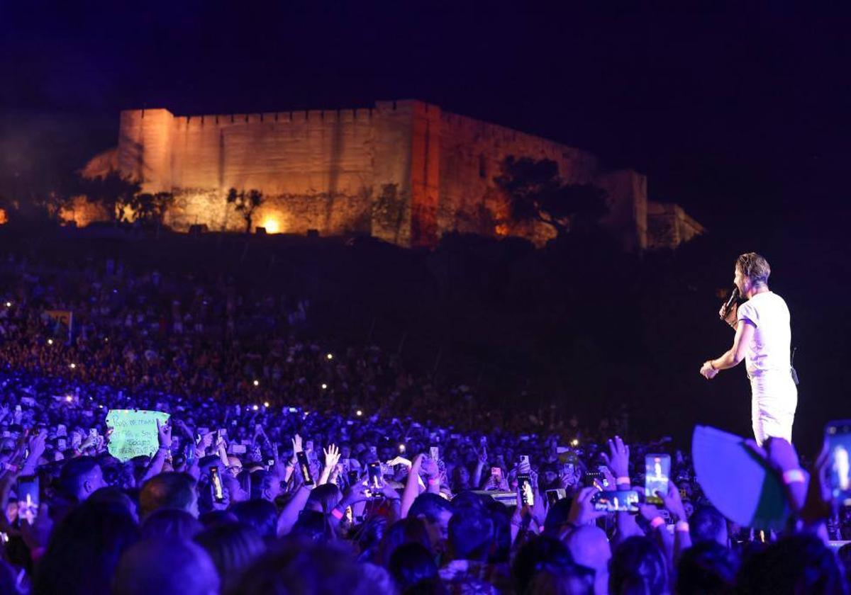 DiarioSUR's tweet photo. 🔶 SUR+ 🎼 Las flechas de @manuelcarrasco_ impactan en el Marenostrum. ✍ @erequena 📷 Hugo Cortés ➡️ https://t.co/VnU5K5145h https://t.co/AvsN6WpEeh