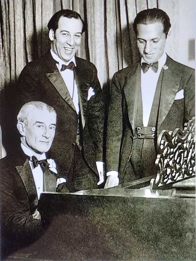 #MauriceRavel’s birthday celebration in #NewYork City, March 8, 1928 🎹🇺🇸
(#Ravel at the piano; #ManoahLeideTedesco, composer-conductor, centre; and #GeorgeGershwin on the right)