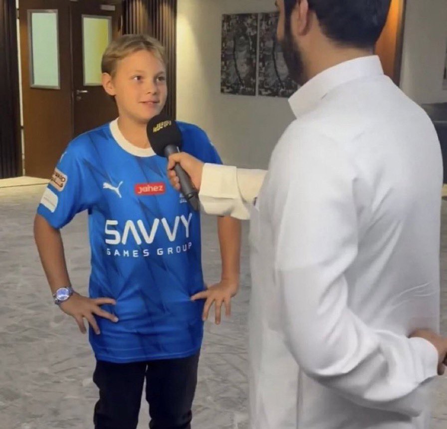 لا يكون هذا البريطاني الأبيض اللي كان يعشق #النصر قلب هلالي 😳

شيء قا قا قا قرررررررررريب 🤦🏻‍♂️
.