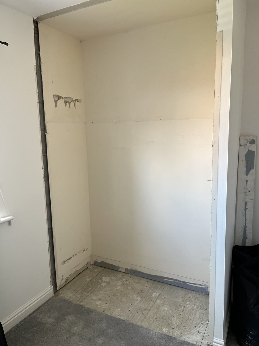 lussobedrooms1's tweet photo. We might be biased, however, we just love these black trim with mirror sliding doors. lussobedrooms@outlook.com 07766410805 or 07768595755 https://t.co/zRQLW4SXUw #Wallacefields #Earlsrise #Ellingwood #Maidenhill #Broomhouse #Stoneyettsvillage #Manorview #Landsdale #Lussobedrooms https://t.co/52meEMONh1
