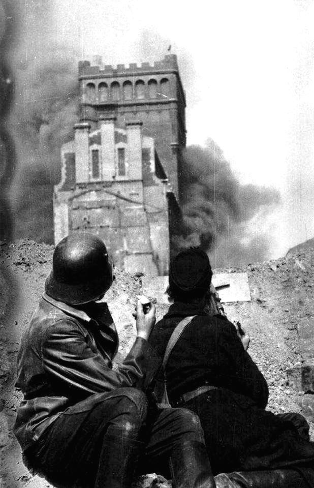 NieZapomnijONas's tweet photo. Jeden z największych sukcesów podczas Powstania Warszawskiego! 

20 sierpnia 1944 roku, wynikiem ogromnego heroizmu Powstańców, udało się zdobyć budynek PAST-y. Sukces ten wlał nadzieję w serca Warszawiaków. ❤️ https://t.co/DfEzbhDRo7