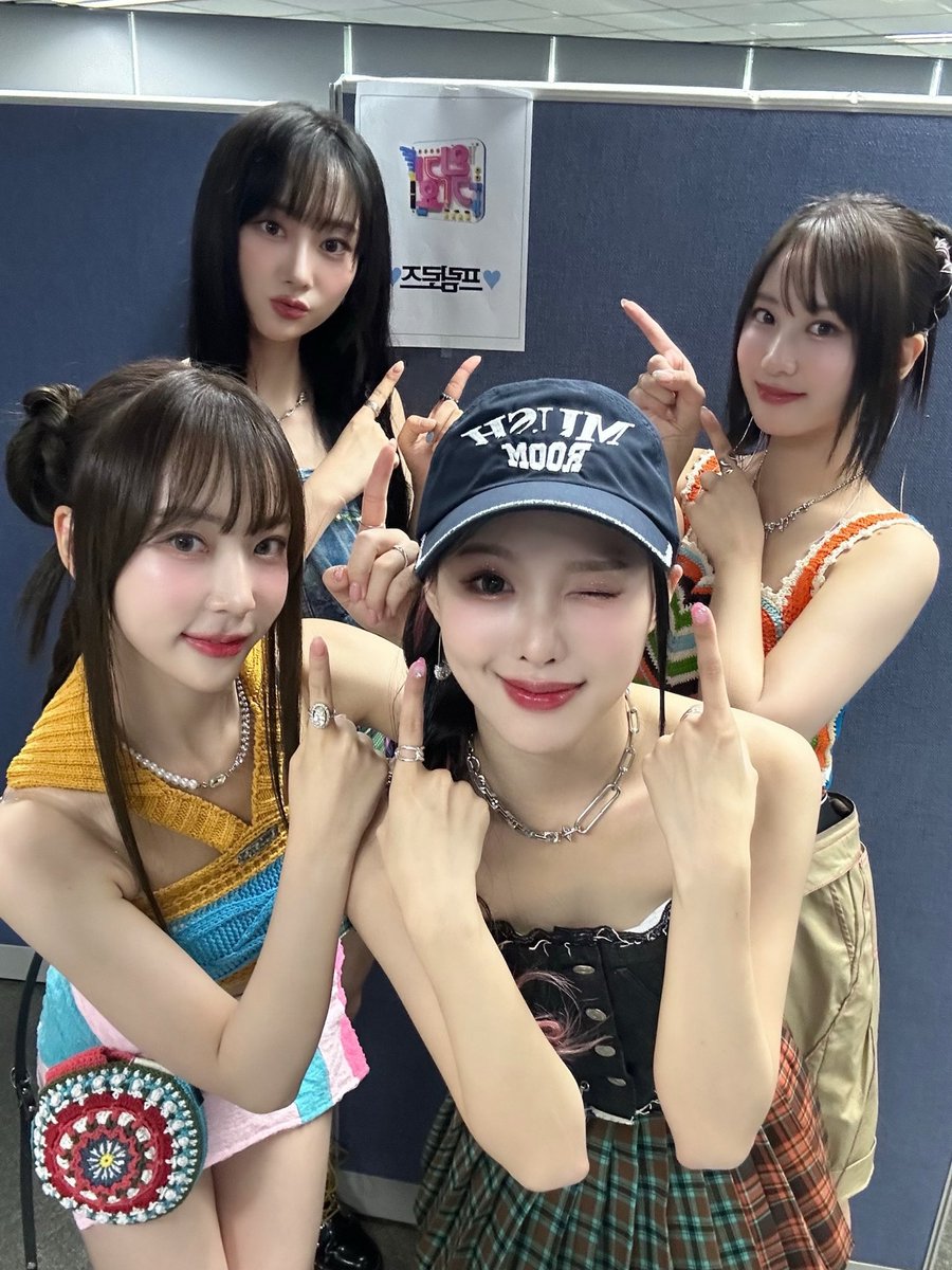PRIMROSE_MEMBER's tweet photo. 프리즘 🥰 인기가요 본방사수 해주셨죠?!
인기가요를 시작으로 이번 활동 잘 부탁해요 😍
주말 잘 보내구 내일도 프림로즈와 함께해요 🍭

#PRIMROSE #프림로즈 #LAFFYTAFFY #래피태피 https://t.co/W7LZuGgi5u