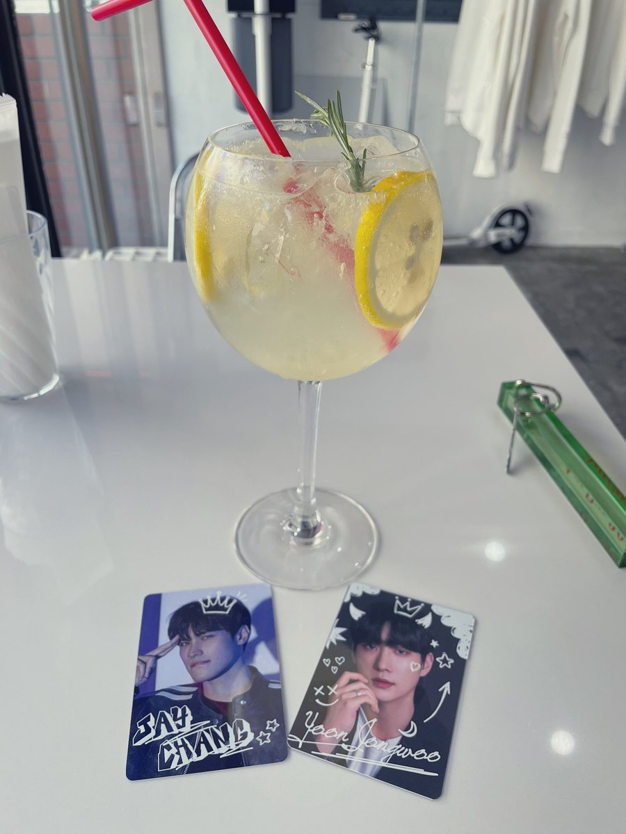 _taeyangUovoU's tweet photo. カフェ巡り2軒目💛
ジェイの特典の方にも行かせていただきました〜😋以前のジェイ特典もどどーーんとくださってありがたや…！
メッセージ書けること今写真で見て思い出したので書き損ねました😇

こちらも素敵な装飾に囲まれて幸せでした💛

@Rapunzel_fandom https://t.co/ZCuVwlS9zy