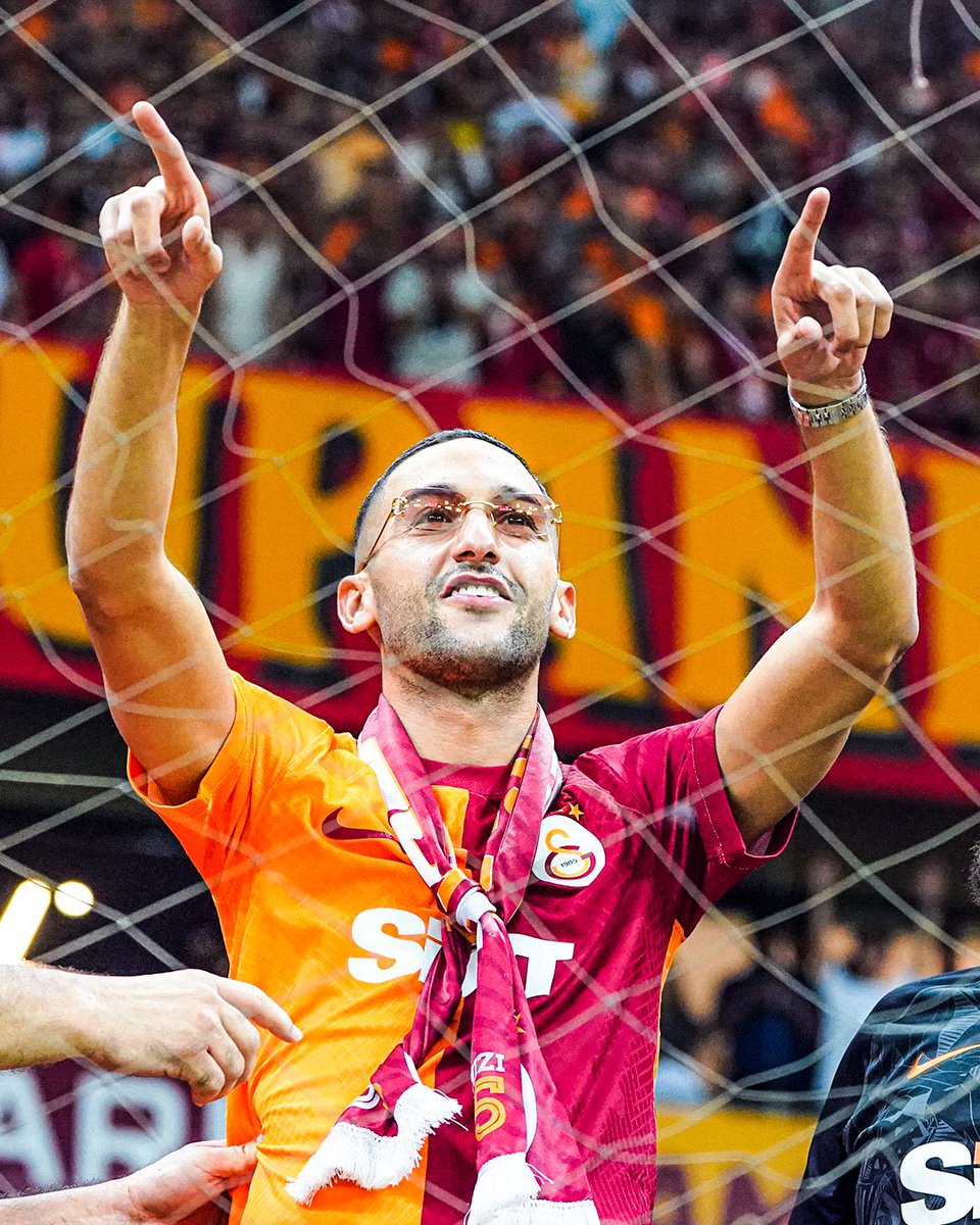 futbolliit's tweet photo. Hakim Ziyech u prezantua në sektorin ultras para 50,000+ tifoz të Galatasaray-it, Galatasaray nuk e njoftoi transferimin para ndeshjes, ndoshta njoftimi më i mirë i transferimit ndonjëherë👏🏻

#ziyech #galatasaray #turkey #morocco #championsleague #viral #viralpost #football https://t.co/QjEi4jg5te
