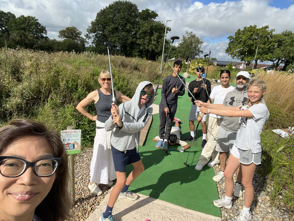 Having a lovely time at <a href="/FourAshesGolf/">🏌Four Ashes Golf ⛳</a> #SundayFunday who’s crazier the kids or the golf?