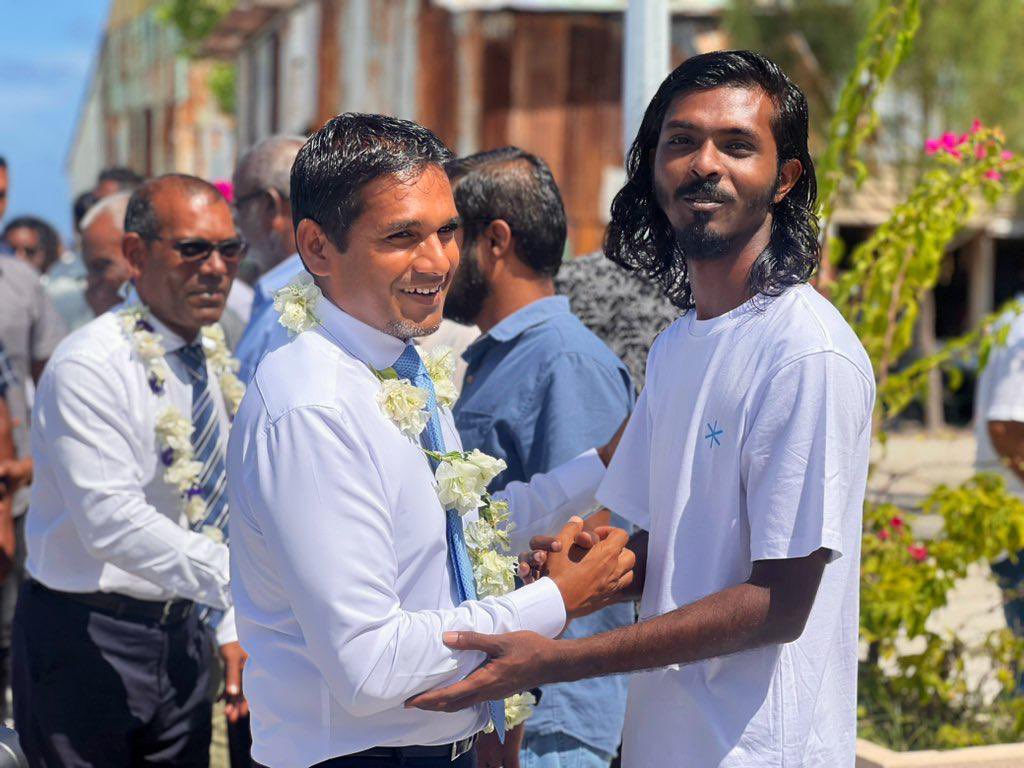 ilyaslabeeb2023's tweet photo. ރައީސް @MohamedNasheed އާއި @TheDemocratsMV ގެ ރިޔާސީ ކެންޑިޑޭޓު @ilyas_labeeb އަށް  ނ.ވެލިދޫ އިން ހޫނު މަރުޙަބާ އެެއް ދަންނަވައިފި.

#IlliAmr2023
#WeTheDemocrats https://t.co/3NTf2WhVc5