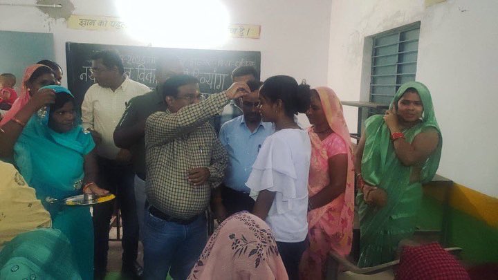 संभागायुक्त श्री महादेव कावरे ने जिले के विभिन्न मतदान केंद्रों का किया निरीक्षण, इस दौरान उन्होंने नवविवाहिताओं, दिव्यांगों, वृद्धजन का तिलक लगाकर व श्रीफल भेंटकर सम्मान किया।

<a href="/ECISVEEP/">Election Commission of India</a>
<a href="/SpokespersonECI/">Spokesperson ECI</a>

#ECISVEEP
#ECI
#चुनाइतिहार