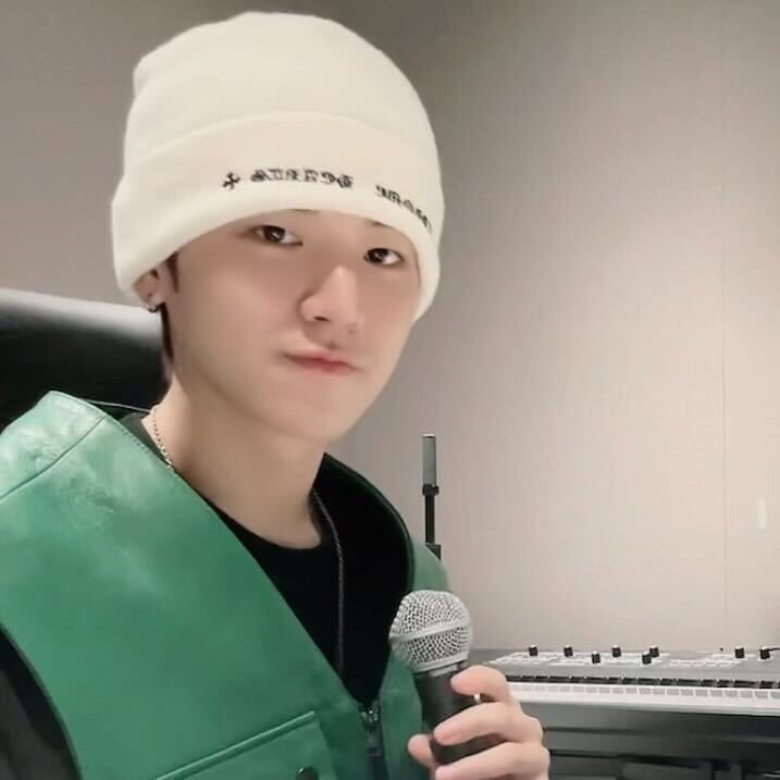 BOYNEXTDOOR_twt's tweet photo. 비니리우~~ 날씨 더우니까 여러분은 안 쓰셔도 돼요,,
리우는 평소에 비니를 늘 쓰고;; 잠시만요 이마에 땀 좀 닦을게요 😛

 #BOYNEXTDOOR #리우 #RIWOO #DAILY_BOYNEXTDOOR https://t.co/Mctm2dykiD