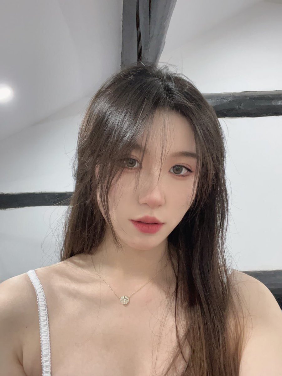 怀念自己18岁素面朝天的时候，那时候还是单纯的女生没有纹身没有舌钉还没有接触性爱，只知道埋头读书。