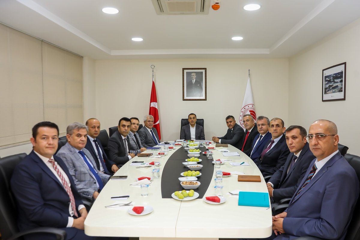 T.C. Burdur Valiliği (@burdurvalilik) on Twitter photo Valimiz Sn. <a href="/valiturkeroksuz/">Dr. Türker Öksüz</a>, kurum ziyaretleri kapsamında İl Tarım ve Orman Müdürlüğünü ziyaret ederek, ekonomisinin büyük bölümünü hayvancılık ve buna bağlı bitkisel üretim oluşturan Burdur'un Tarım ve Hayvancılık potansiyeli, yürütülen hizmetler hakkında kapsamlı brifing aldı. Valimiz Sn. <a href="/valiturkeroksuz/">Dr. Türker Öksüz</a>, kurum ziyaretleri kapsamında İl Tarım ve Orman Müdürlüğünü ziyaret ederek, ekonomisinin büyük bölümünü hayvancılık ve buna bağlı bitkisel üretim oluşturan Burdur'un Tarım ve Hayvancılık potansiyeli, yürütülen hizmetler hakkında kapsamlı brifing aldı.