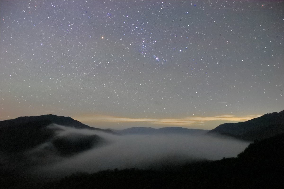 yuske0817's tweet photo. 夜明けの滝雲、
見守るオリオン。。。
きょうも素晴らしい滝雲、流れていました(^^♪♡
2023.08.20.撮影。
#滝雲 #滝雲が流れる絶景 #魚沼市の絶景 #雲海 #オリオン座 #じゃびふる #枝折劇場 #枝折峠 #魚沼市 #新潟県 #cloudwaterfall #seaofclouds #japan_morning_view #japan_beautiful_days https://t.co/pQrI0XmyUF