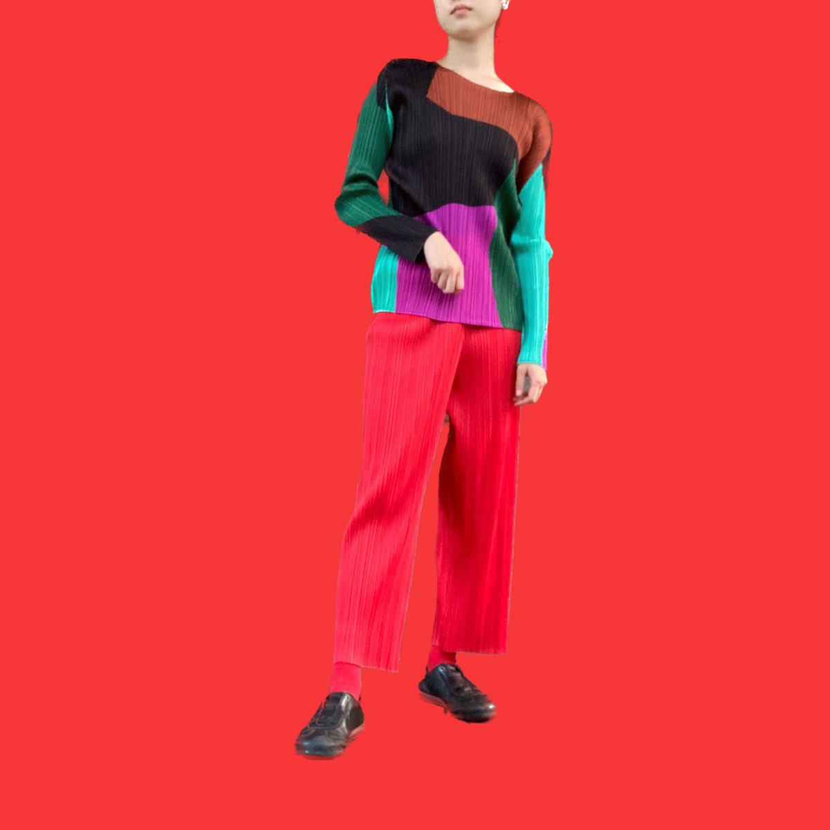 vector_chokuei's tweet photo. 《ベクトル成城店カネコのPLEATSPLEASE習慣偏愛コラム》

PLEATS PLEASE
18/19AW MARBLE PLEATS SHIRT
PRICE: ¥40,000-

色の交わり合いが楽しい一枚。抽象画のような、幾何学柄のようなふしぎな模様が個性的！

「OXYMORON」をテーマにした18/19AWコレクションより、トップスの入荷です。「OXYMORON」は撞着語法というレトリックのひとつで、「ワーケーション」や「小さな巨人」などが用例として挙げられます。デザイナーは直線であるプリーツのなかに曲線を描くことで、相対する要素を共存させようとしたのかもしれません。テーマをもとにアイテムを深堀出来るのも、プリーツプリーズの面白さですね。

https://t.co/3WvNDIFwW9

https://t.co/3PuFWb332y

ーーーーーーーーーー

#vector #ベクトル #直営店 #買取 #古着 #古着買取 #高価買取 #古着好きと繋がりたい #古着好きさんと繋がりたい #古着通販 #フォロー大歓迎 #instagood #follow #followme #pleatsplease #pleatspleaseisseymiyake #isseymiyake #pleatspleaselover #pleatspleasesecond #pleatspleaseeveryday #everydaywithPLPL #isseymiyakevintage  #イッセイミヤケを着て旅に出よう