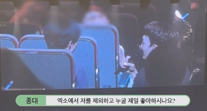 flowerkyoongie's tweet photo. Sumpah ngakak banget gw sama kelakuan Chen😭😭

Chen : selain aku, siapa member Exo yang kamu suka?

Baru mau jawab dah di ambil mic nya😭😭

Chen : gpp gpp..

😭😭😭😭🤣🤣 https://t.co/pMWtbyHPsn