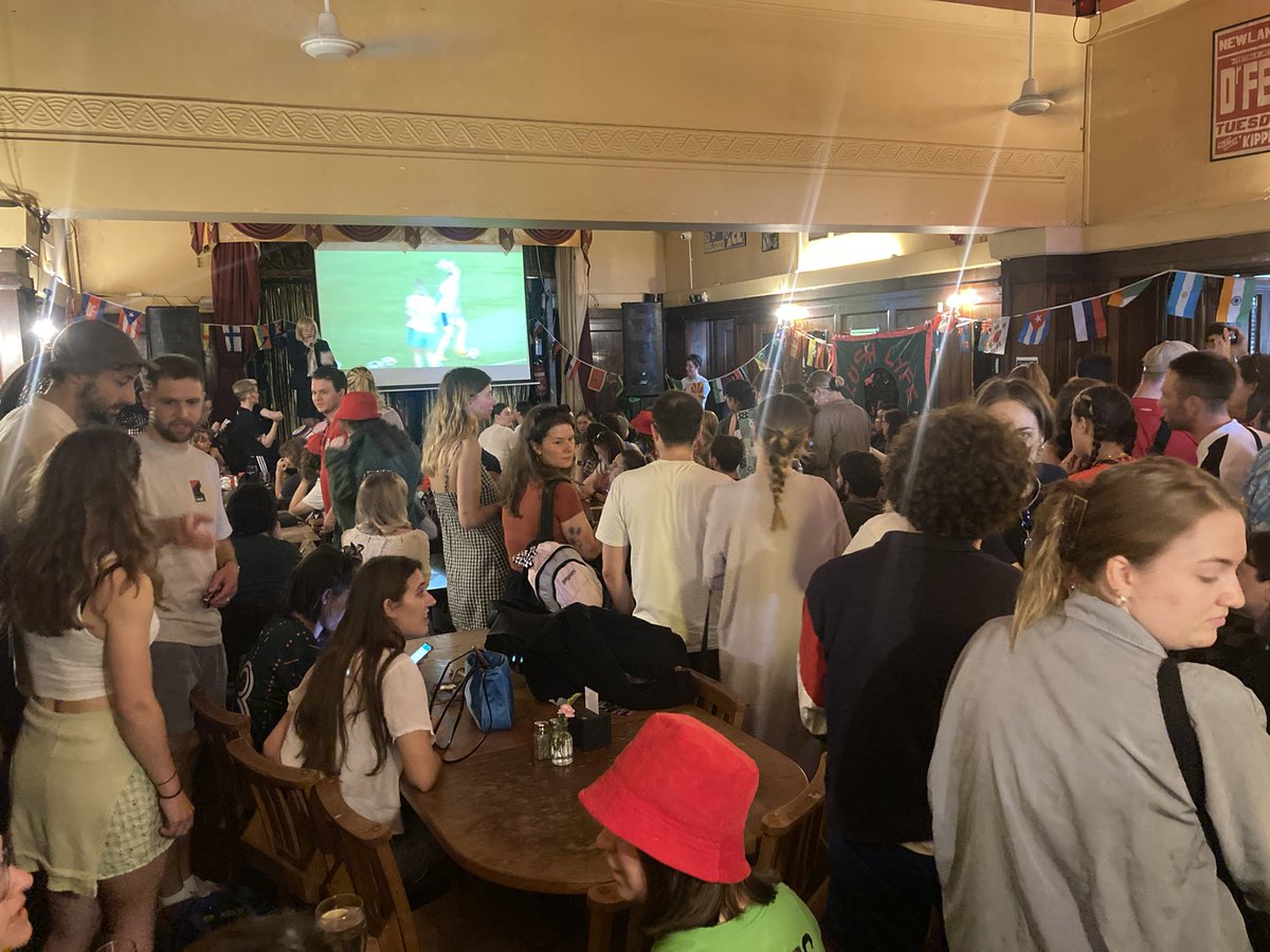 The Ivy House is jammed and there was a line down the block of people without tix who have all now fled to another pub, but n0-oNe wAtCheS wimMiNs f0oTbaLl 😌 #ENG #ENGvSPA