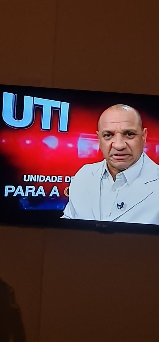 ThalesdeDeus's tweet photo. Ligar a TV no domingo às 06:00 da manhã e ver um cara na igreja dando bebida e cigarro para outro e vendo ele passando mal é acordar rindo. https://t.co/Larxo0EXly