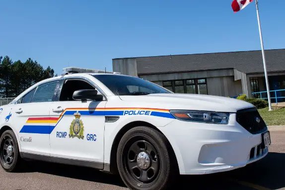 PatrickGiguere1's tweet photo. Deux motocyclistes ont été blessés, lundi en début de soirée, lors d’un accident suivi d’un délit de fuite à Inkerman, dans la Péninsule Acadienne.Les services d’urgence ont reçu un appel vers 18h30 concernant un délit de fuite survenu sur le chemin Pallot. Pas d'arrestation. https://t.co/AQsN6jHfUq