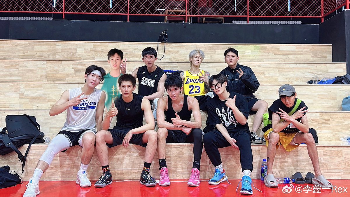 LiXinyiTH's tweet photo. 2023.08.07 Weibo Update 

“👦🏿🌃🫡 เล่นบาสช่วงเริ่มต้นของฤดูใบไม้ร่วง คนนั้นที่ออกไปก่อน ผมหาทางเอาเขากลับมาแล้ว! 5555”

#หลี่ซินอี #LiXinyi #RexLi #李鑫一 https://t.co/BWgfl5rFTl