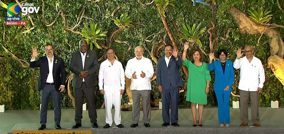 Foto oficial dos presidentes e chefes de delegação de países amazônicos, há pouco em Belém.
