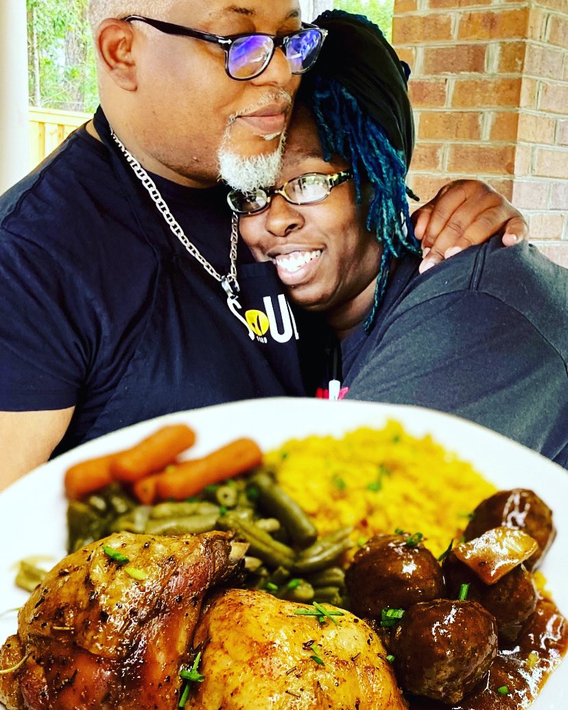 Please don’t be mad at us! It’s our assignment to make you hungry. Happy Tasty Tuesday. Menu:
Rosemary Baked Chicken, BBQ Meatballs, Yellow Rice, Green Beans, and Nay’s Glazed Carrots-Bon appétit!
#bonappetit #soulfood #foodie #foodporn <a href="/TheeMrsBillups/">ϳuᏕϮꂅ ოԾᎥ</a>