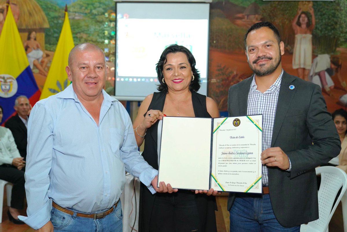 FulbrightCol's tweet photo. #OrgulloFulbright👏🏾 
Jaime Cardona Ospina, Beca Fulbright @MincienciasCo 2022, es ganador del Reconocimiento al Mérito 2023, galardón otorgado por primera vez en el municipio de Marsella (Risaralda).
¡Felicitaciones Jaime!
#BeFulbright https://t.co/mce8LEgTX4
