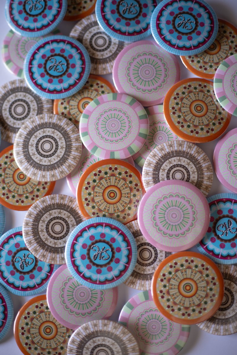 helloitslelei's tweet photo. Button badges inspired by the outfits Harry wore at the last shows from #LoveOnTour

Chapas inspiradas en los outfits de Harry de los últimos shows de #HSLOT

#LoveOnTourReggioEmilia #loveontourlisbon #loveontourmadrid #loveontourbarcelona #HarryStyles

https://t.co/JI5DGkBI4Q https://t.co/euB1SOOL5c