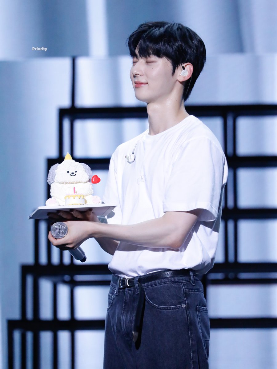 minhyun_a's tweet photo. 민현이생일이니까맛있는거먹어야지
#황도의전부민현아_생일축하해
#Happy_Hwangdoboss_Day
민현이도맛있는거많이먹고행복한날보내 https://t.co/8UQyjBu28E