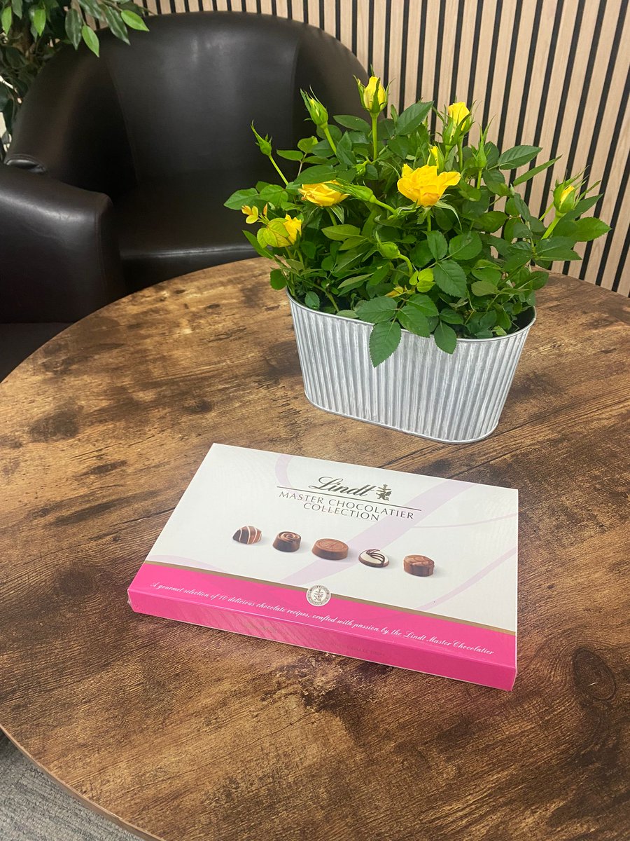 🌸🍫 Grateful for the sweet surprise that arrived today! 🎁 Thank you to our anonymous customer for the lovely flowers and delicious chocolates. Your thoughtfulness brightened up our day! 💐😊 #Kindness #SurpriseGift #ThankYou