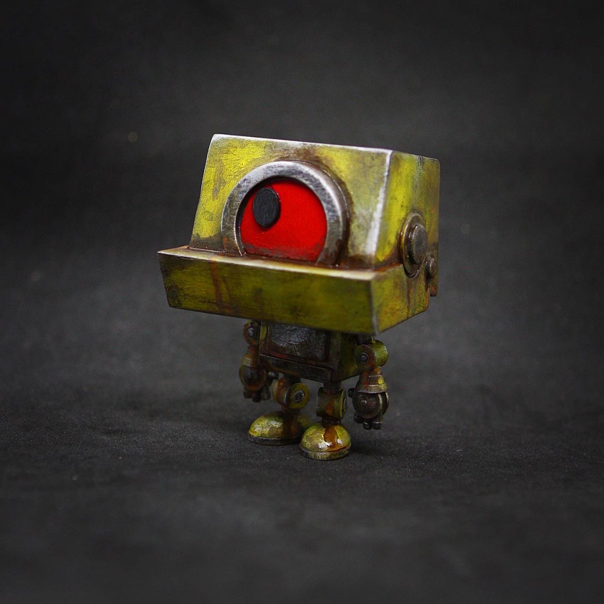 umetoys's tweet photo. Along with the prerelease tomorrow at 6pm of the new #geekwok I’ll have 3 custom little jawbot #umedroids https://t.co/7viD5sHNPh