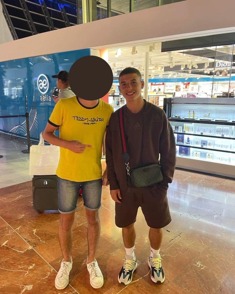 RandomLigue1's tweet image. A l'aéroport de Nice je vois au loin Ismaël Gharbi. Sauf qu’il était avec sa copine qui a sa tête sur son épaule. Finalement, on le voit partir au toilette, on l’attend devant pour lui demander des photos. On prend finalement nos photos, mec super cool avec le sourire !

De Gabin