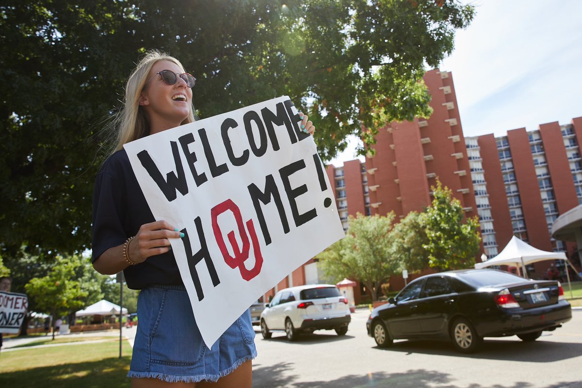 UofOklahoma's tweet image. Today’s the day! ☝️

Welcome home, #OUFamily! Your best years are just ahead. 

Visit link.ou.edu/move-in for all #OUMoveIn23 information, and follow @OU_HRL for #OUQuickTips to make your Move-In process seamless.