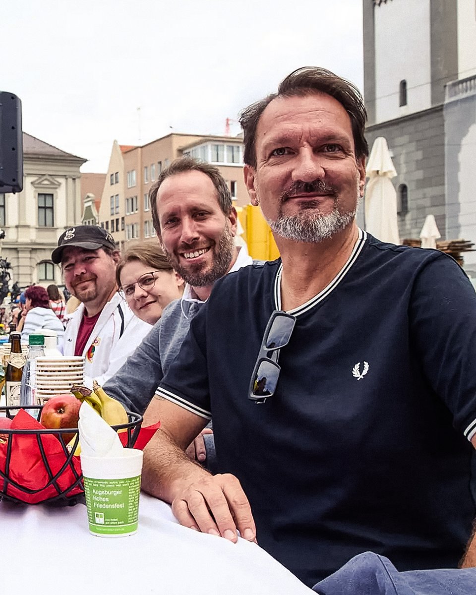 FCAugsburg's tweet photo. Der #FCA hat auch 2023 beim Augsburger Friedensfest teilgenommen! 🕊️ Präsident Markus #Krapf, Geschäftsführer Michael #Ströll, Sportdirektor Marinko #Jurendic sowie einige Fans haben sich zur großen Friedenstafel am Rathausplatz versammelt und ein Zeichen für ein friedliches und gleichberechtigtes Miteinander gesetzt! ❤️💚🤍 #AugsburgerFriedensfest @stadtaugsburg