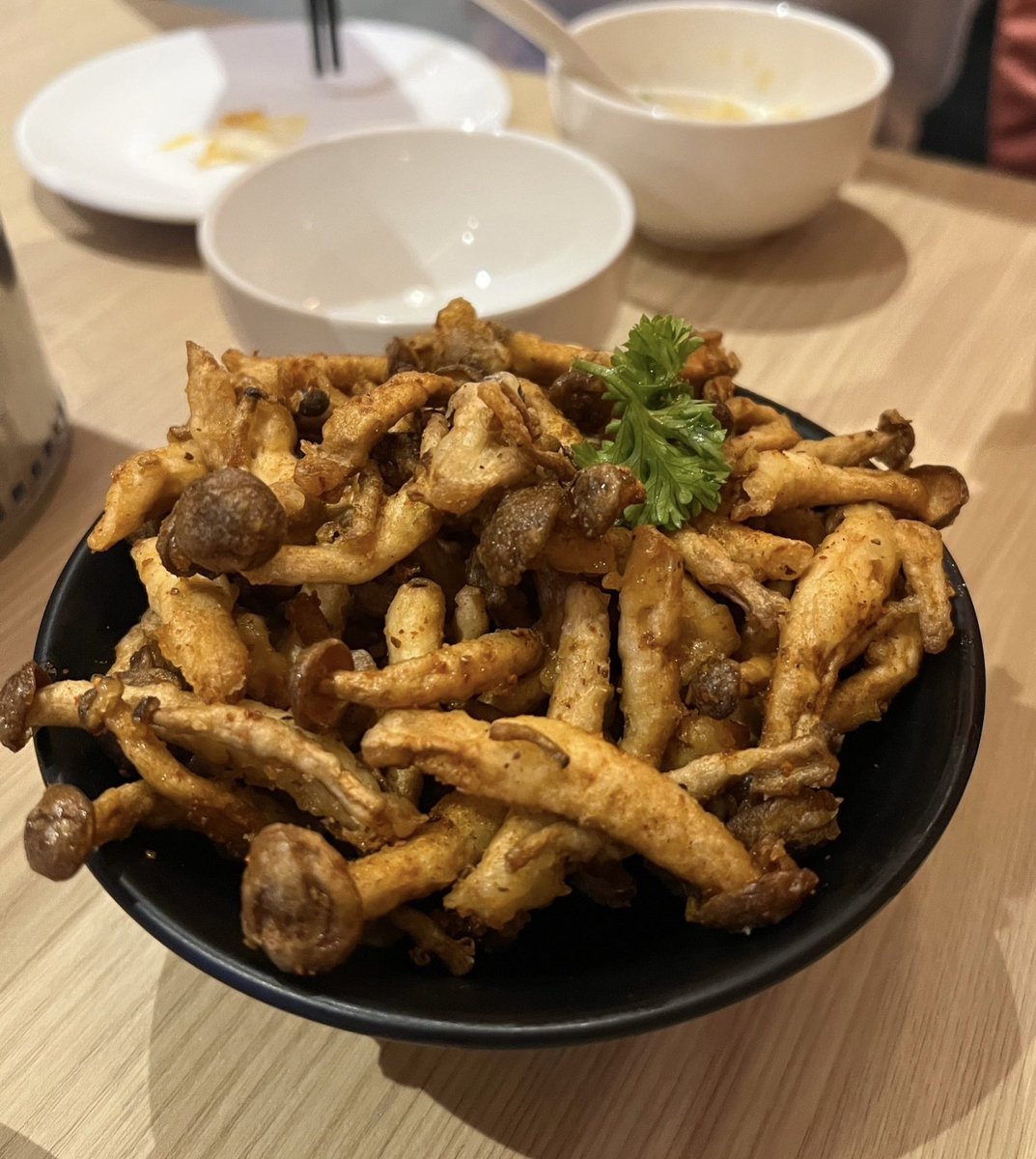 namireview's tweet photo. (2) นอกจากนี้ยังมีเมนูอื่นๆ ที่อร่อยมากๆไม่แพ้กัน ไม่ว่าจะข้าวผัดสแปม อร่อยแสงพุ่ง 🥰 กะหล่ำปลีน้ำปลา ไก่ต้มหมาล่า  หรือจะเห็ดทอดสุดว้าว ก็ดีงามไปหมดเลย ถ้าไปฉงชิ่งมันลำบาก แวะมาทานอาหารต้นตำรับกันก่อนได้น้าทุกคน @aroii #อาหารฉงชิ่ง #ฉงชิ่ง https://t.co/RmkpUIJvTz