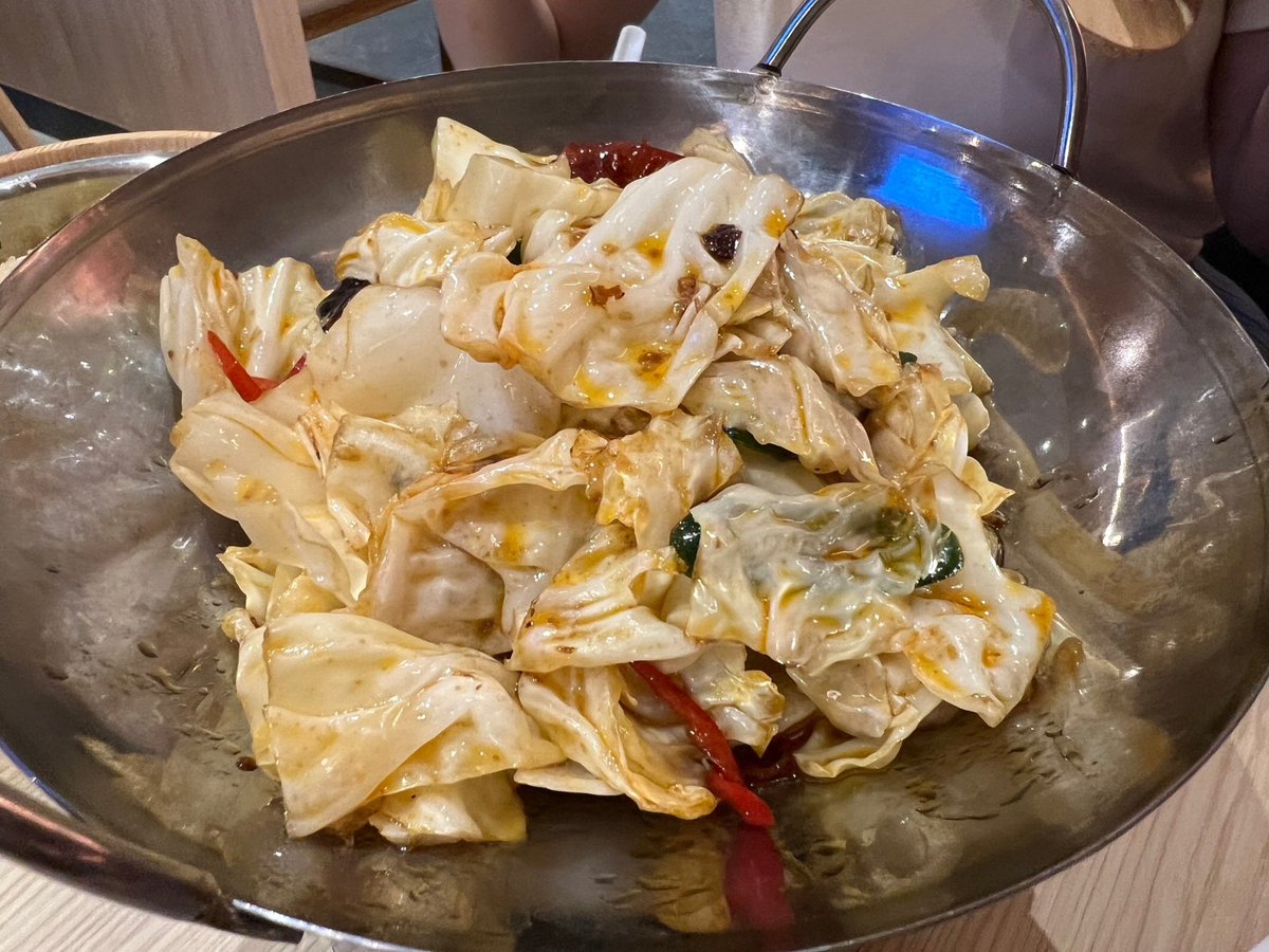 namireview's tweet photo. (2) นอกจากนี้ยังมีเมนูอื่นๆ ที่อร่อยมากๆไม่แพ้กัน ไม่ว่าจะข้าวผัดสแปม อร่อยแสงพุ่ง 🥰 กะหล่ำปลีน้ำปลา ไก่ต้มหมาล่า  หรือจะเห็ดทอดสุดว้าว ก็ดีงามไปหมดเลย ถ้าไปฉงชิ่งมันลำบาก แวะมาทานอาหารต้นตำรับกันก่อนได้น้าทุกคน @aroii #อาหารฉงชิ่ง #ฉงชิ่ง https://t.co/RmkpUIJvTz