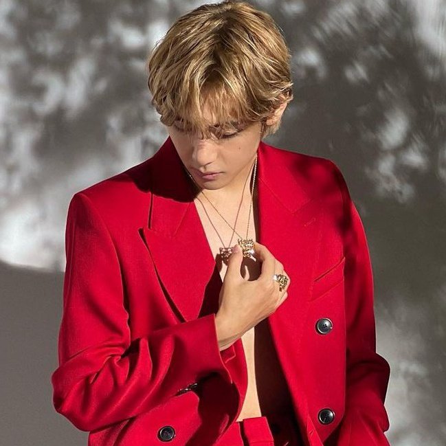 dailyjmthv's tweet photo. black suit                                  red suit https://t.co/IcZkBqPvp4