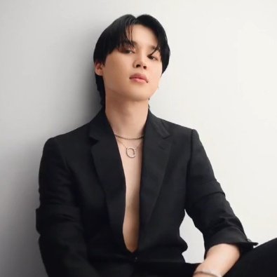 dailyjmthv's tweet photo. black suit                                  red suit https://t.co/IcZkBqPvp4