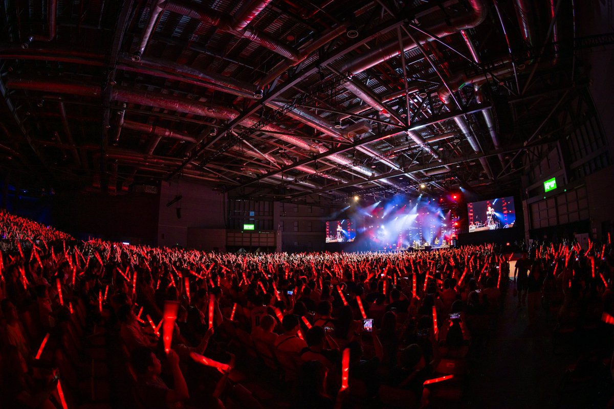 UEKingRYO's tweet photo. 2023.08.05
Youth Never Gone 2023@Shanghai

ステージから見える客席が真っ赤でキレイでした！

こんなステージに立たせていただけることに感謝！

アンナさん、スタッフの皆様、上海の皆様ありがとうございました！

#土屋アンナ #tsuchiyaanna #youthnevergone #中国 #上海 https://t.co/62v6yQ0jTy