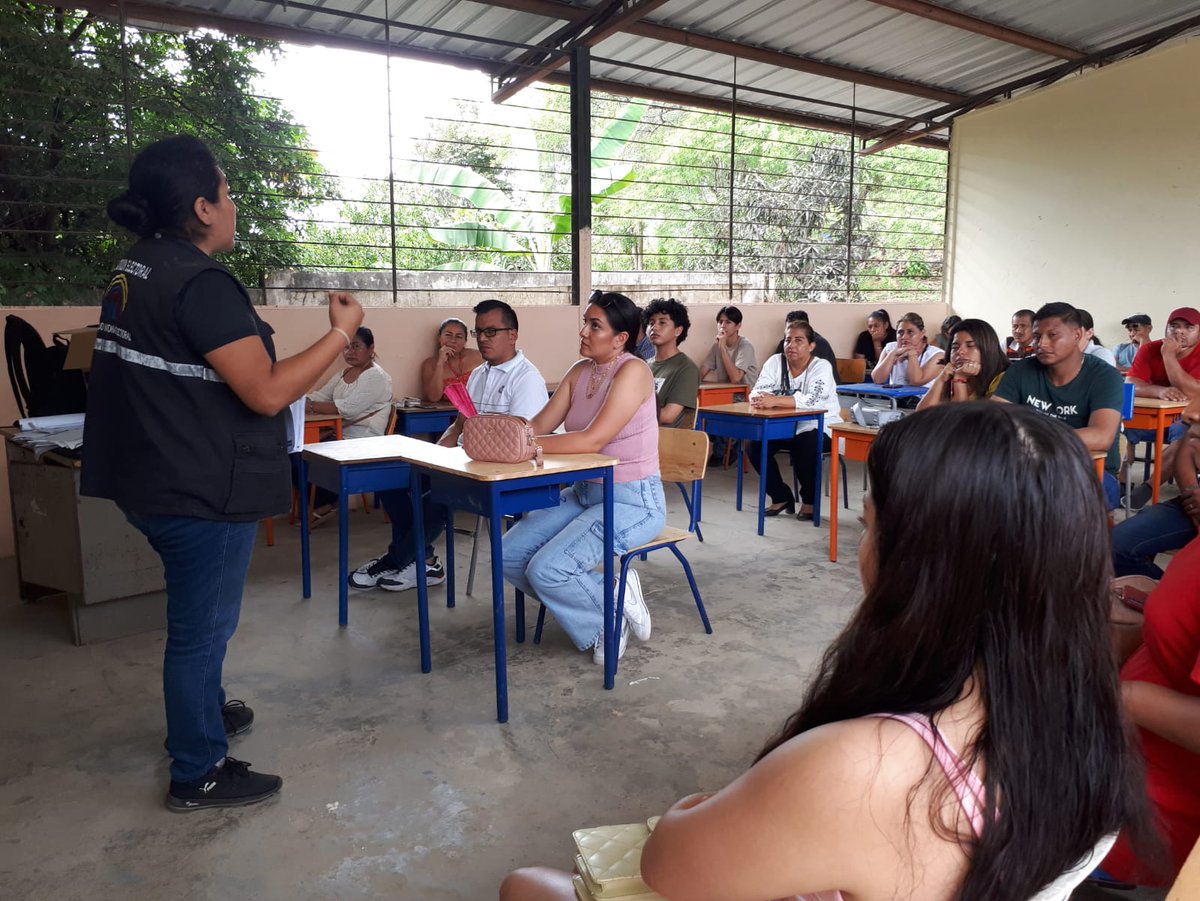 CNEManabi's tweet photo. #CNEInforma 📌
En #Crucita, #Cascol, #Noboa y #SanSebastián se realizaron capacitaciones a los miembros de las Juntas Receptoras del Voto 🗳️. https://t.co/Z7XiVbEtpY
