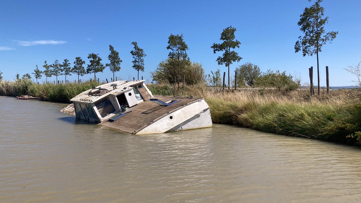 Endzeitstimmung und Schiffbruch auf dem Canal du Midi in der Nähe von Capestang, im tiefen Süden Frankreichs.