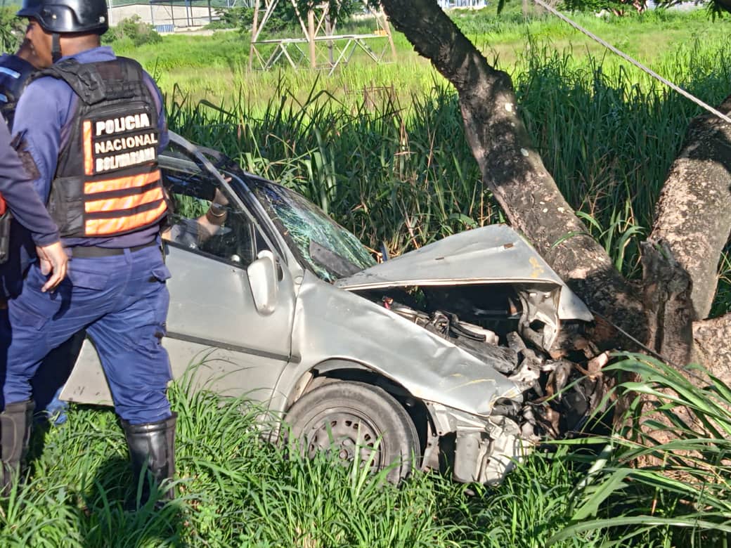 invialca's tweet photo. #ATENCION
⚠️ Equipo de Operaciones Viales atiende hecho vial en el km 151 de la ARC sentido Maracay - Valencia con dos lesionados en el lugar siendo trasladados por unidad metro 01 de #invialca hasta centro asistencial🚑 https://t.co/uG0zsACqL1