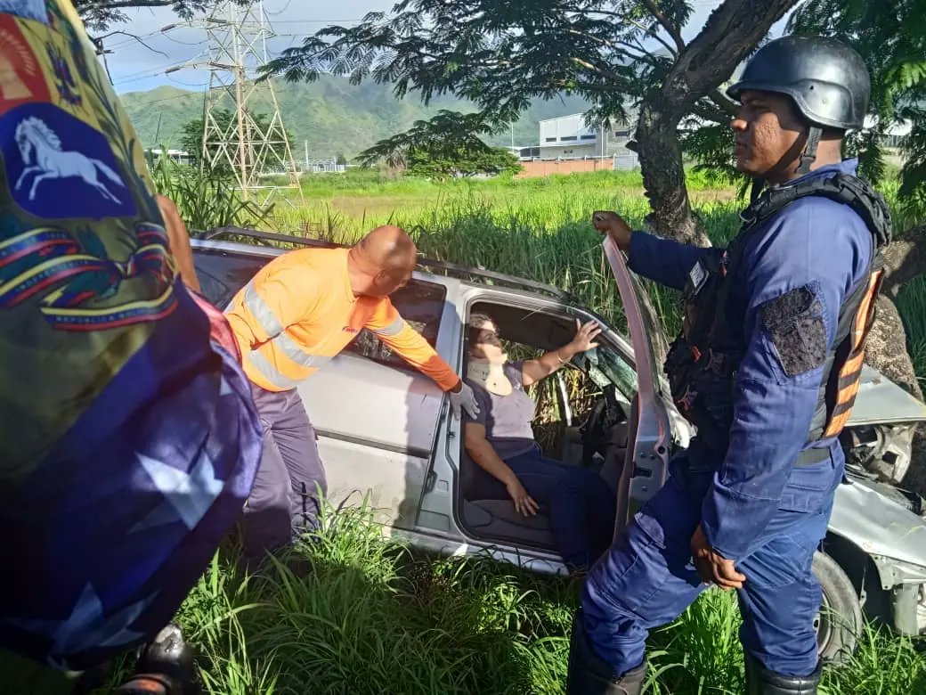 invialca's tweet photo. #ATENCION
⚠️ Equipo de Operaciones Viales atiende hecho vial en el km 151 de la ARC sentido Maracay - Valencia con dos lesionados en el lugar siendo trasladados por unidad metro 01 de #invialca hasta centro asistencial🚑 https://t.co/uG0zsACqL1