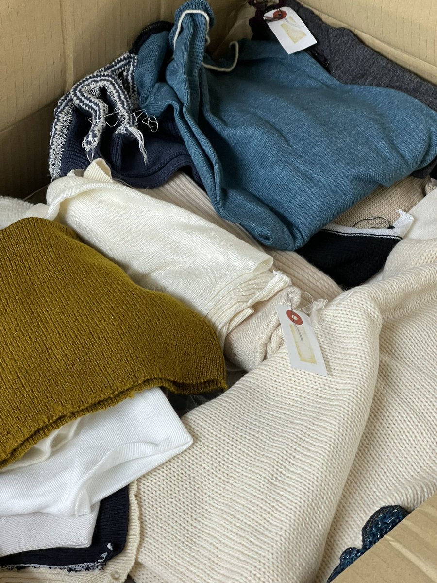 kinsenknit's tweet photo. ついでに編み地スワッチも詰め放題！！

縮絨済みなのでそのままソーイングできるよ😊
カシミヤや高級獣毛あり✨✨

こちらは詰め放題¥1,000税込です！ https://t.co/1c6om6wdqS