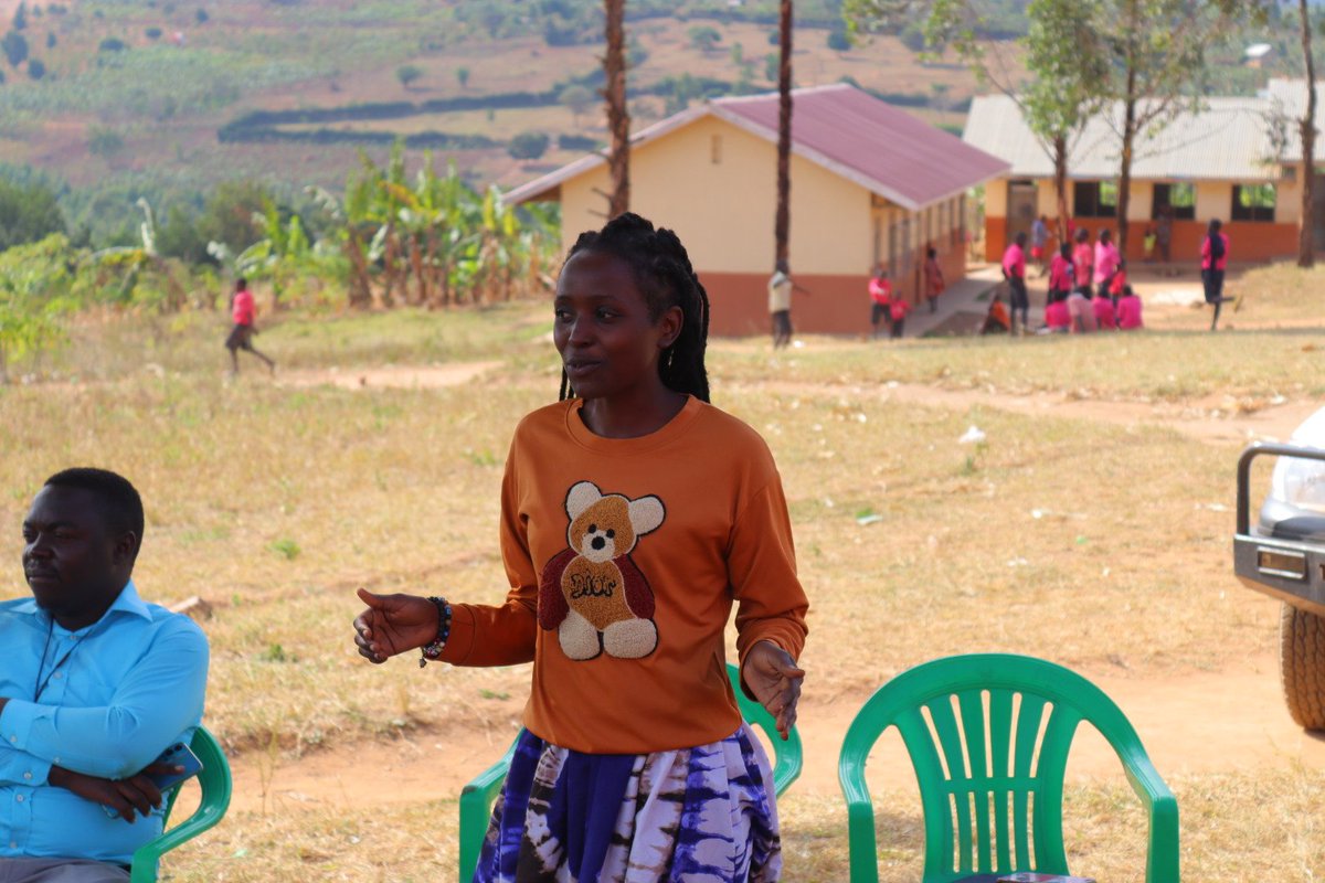 kisoboka_africa's tweet image. Our Volunteer Meron, sensitizes the Nakalinzi #SCOBA members about our #RevolvingFund project and how it can benefit the SCOBA and their members.

The Revolving Fund project boosts the cash portfolio of the SCOBA to enable it to give loans to its members to invest in their #IGAs.